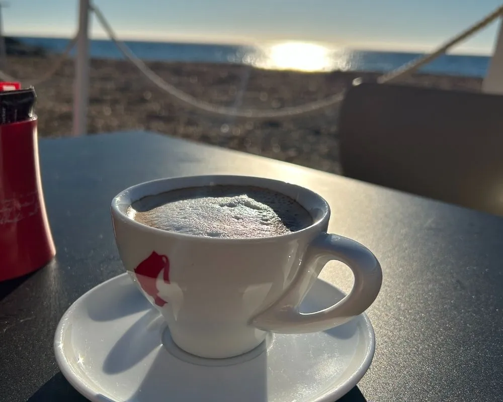 Kaffee auf Tisch am Meer
