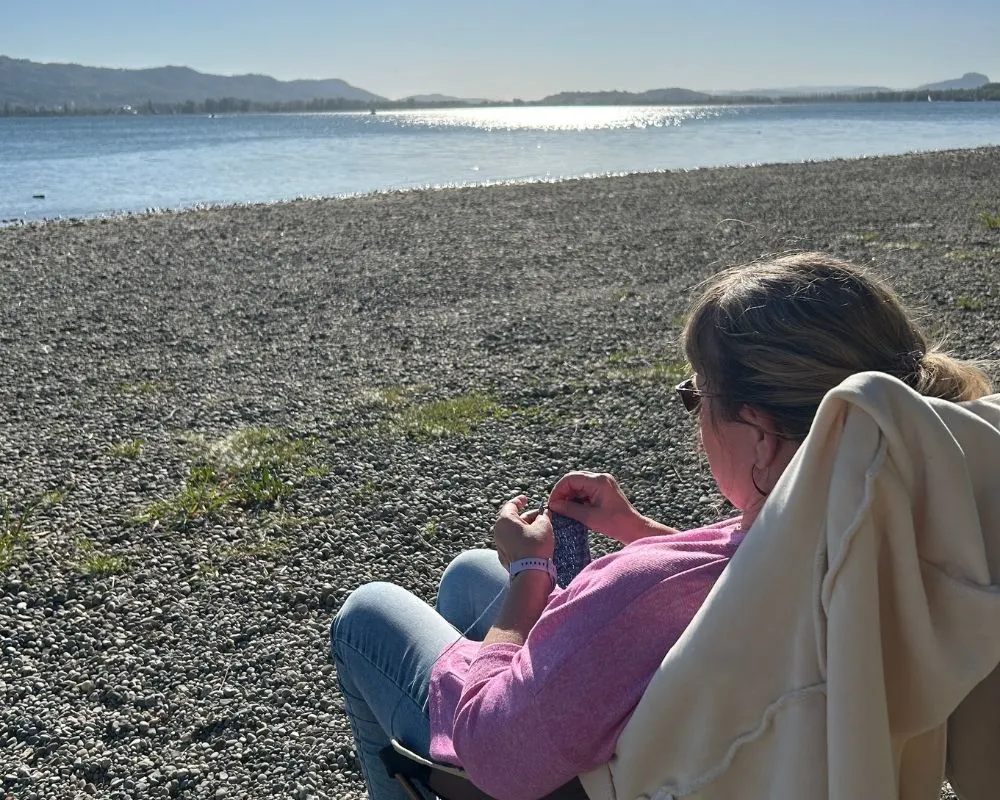 Elina strickt am Meer